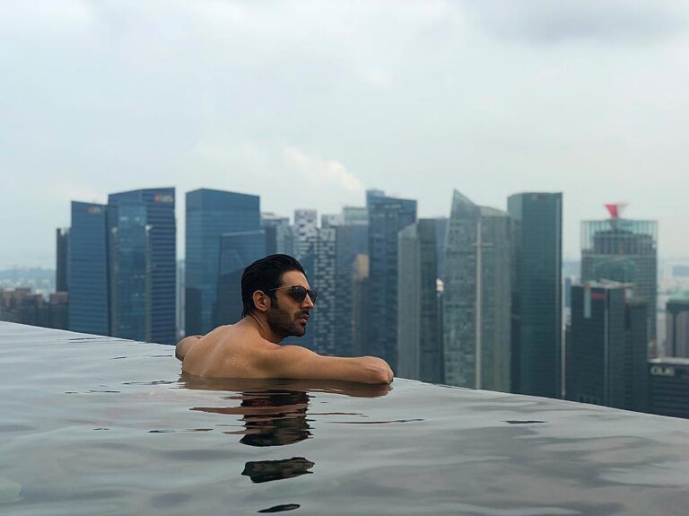 Kartik Aaryan Instagram - Top of the World 😎 Marina Bay Sands