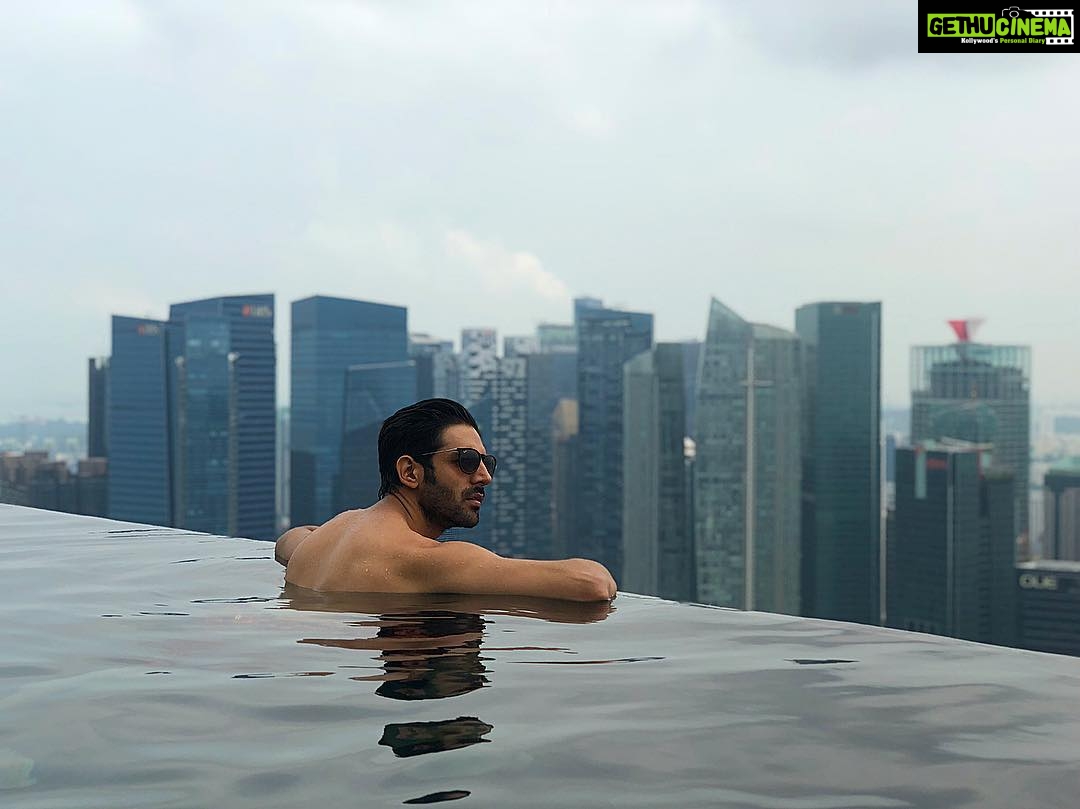 Kartik Aaryan Instagram - Top of the World 😎 Marina Bay Sands