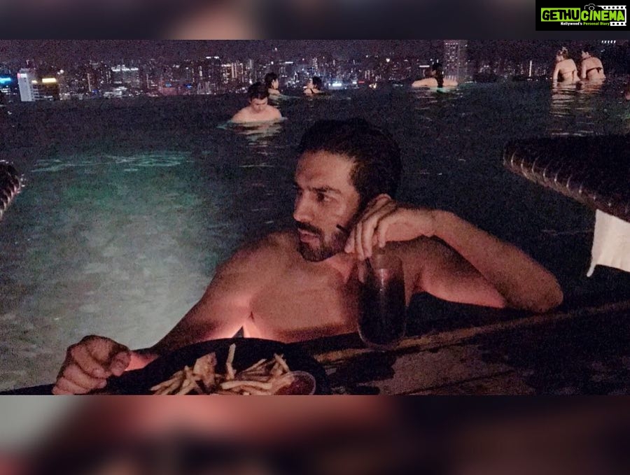 Kartik Aaryan Instagram - Midnight Swim.. Finally some time to chill 🍟🥤 Singapore views 😍 @marinabaysands
