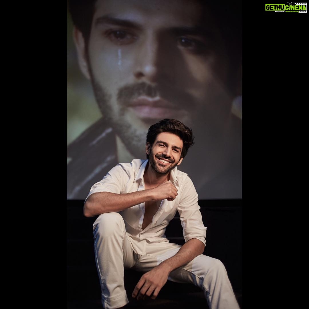 Kartik Aaryan Instagram - ππ» #Repost @instantbollywood γ»γ»γ» @KartikAaryan to be honoured with DadaSaheb Phalke Excellence award as the βBest Entertainer of the year β. Very well Deserved Sonu πβ€ #kartikaaryan #Sonuketitukisweety #instantbollywood #dadasahebphalkeawards