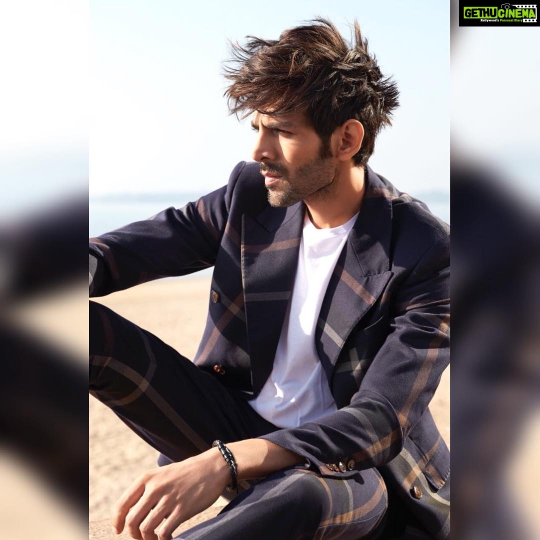Kartik Aaryan Instagram - Watching Quietly 💫 📸 @prasadnaaik