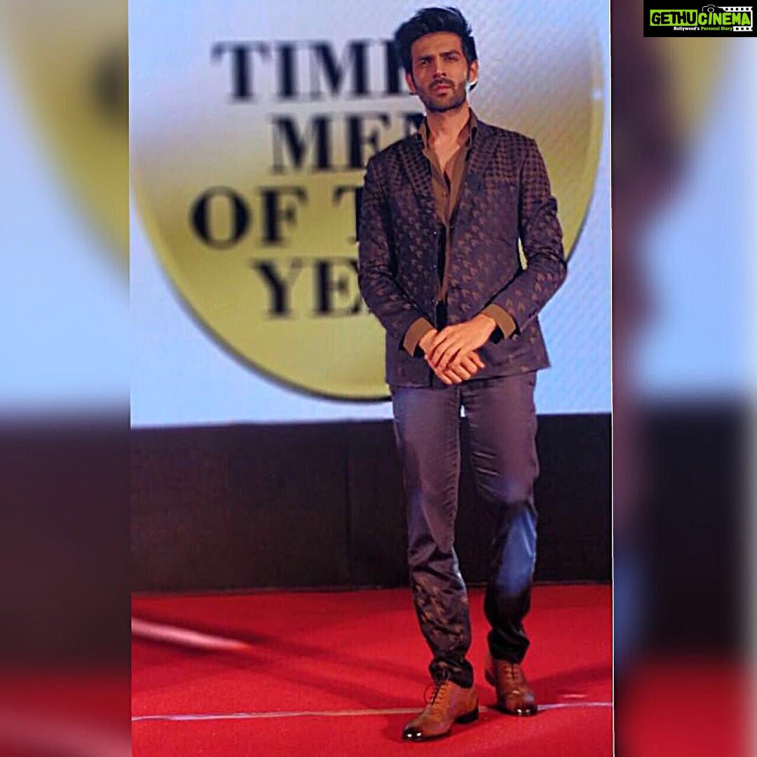 Kartik Aaryan Instagram - #EntertainerOfTheYear Award 🙏🏻 Thank you #Timesofindia Styled by @theanisha ❤️