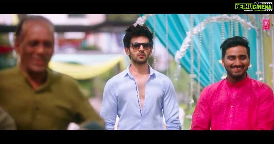 Kartik Aaryan Instagram - #TeraYaarHoonMain Now dat most of u guys hv seen d movie Finally Posting the Full Version of my fav track ❤️ What’s ur fav scene from the Song 🤔 ? #SonuKeTituKiSweety