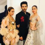 Kartik Aaryan Instagram – Wid d Gorgeous ladies #KareenaKapoorKhan 
And @amuaroraofficial (who always looks in a diff direction 👀😂) ATLAS Singapore