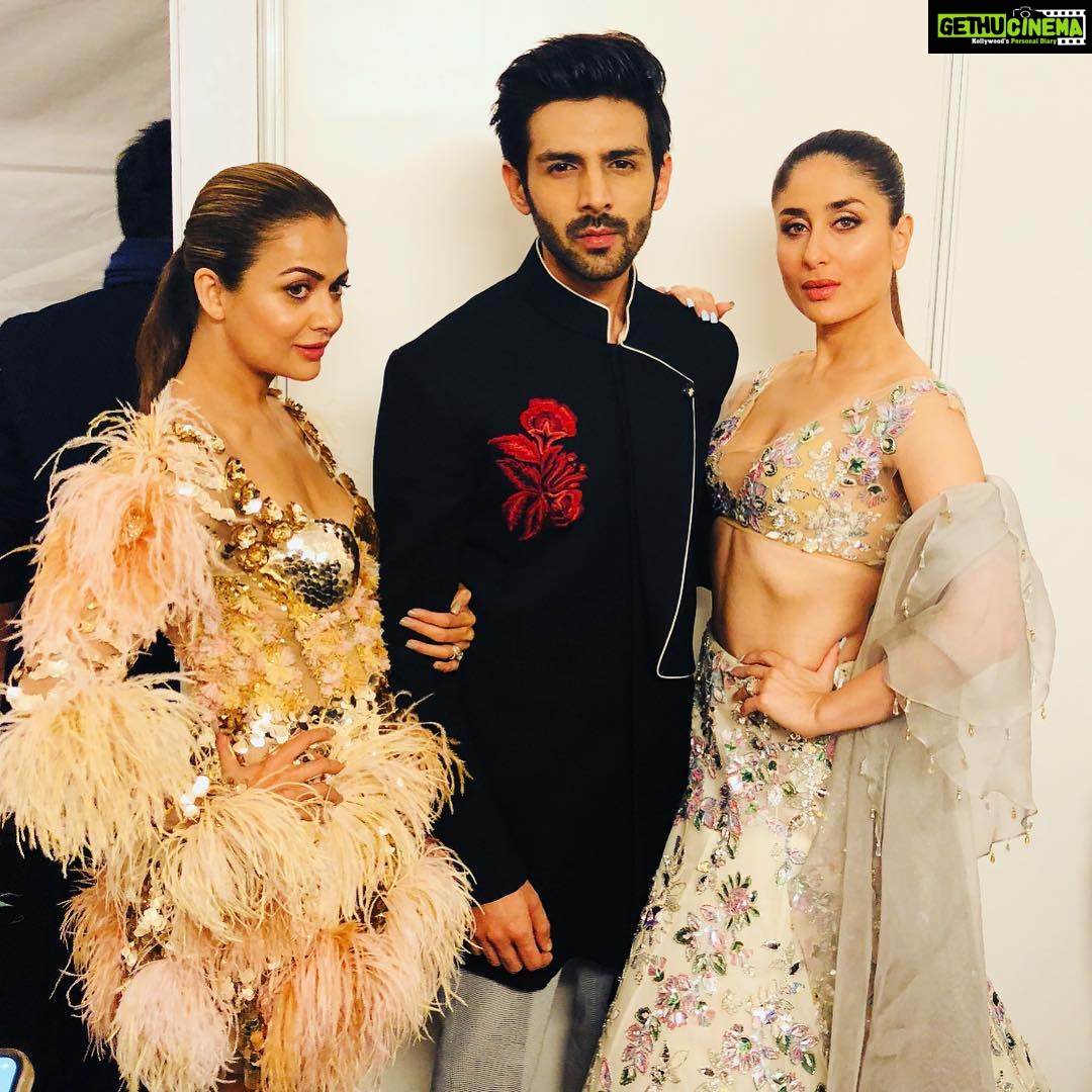 Kartik Aaryan Instagram - Wid d Gorgeous ladies #KareenaKapoorKhan And @amuaroraofficial (who always looks in a diff direction 👀😂) ATLAS Singapore