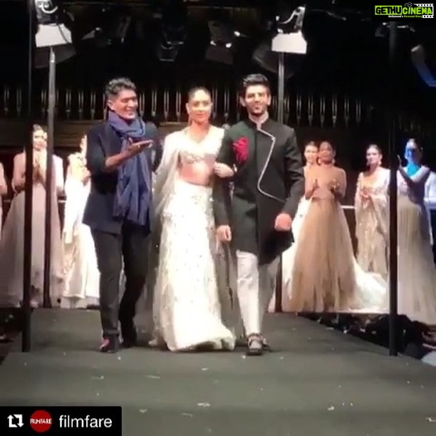 Kartik Aaryan Instagram - #Repost @filmfare Stunners! #KareenKapoorKhan and @kartikaaryan walk the ramp for @manishmalhotra05. Singapore