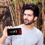 Kartik Aaryan Instagram - How’s the pictcha 🤔 The amazing #OPPOF7 is here! Its superb 25MP Front camera is one of the best features any phone can have. And I am simply loving it! http://bit.ly/OPPOF7home @oppomobileindia Singapore