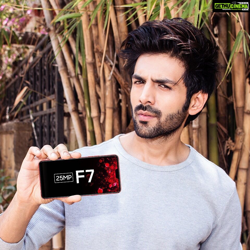 Kartik Aaryan Instagram - How’s the pictcha 🤔 The amazing #OPPOF7 is here! Its superb 25MP Front camera is one of the best features any phone can have. And I am simply loving it! http://bit.ly/OPPOF7home @oppomobileindia Singapore