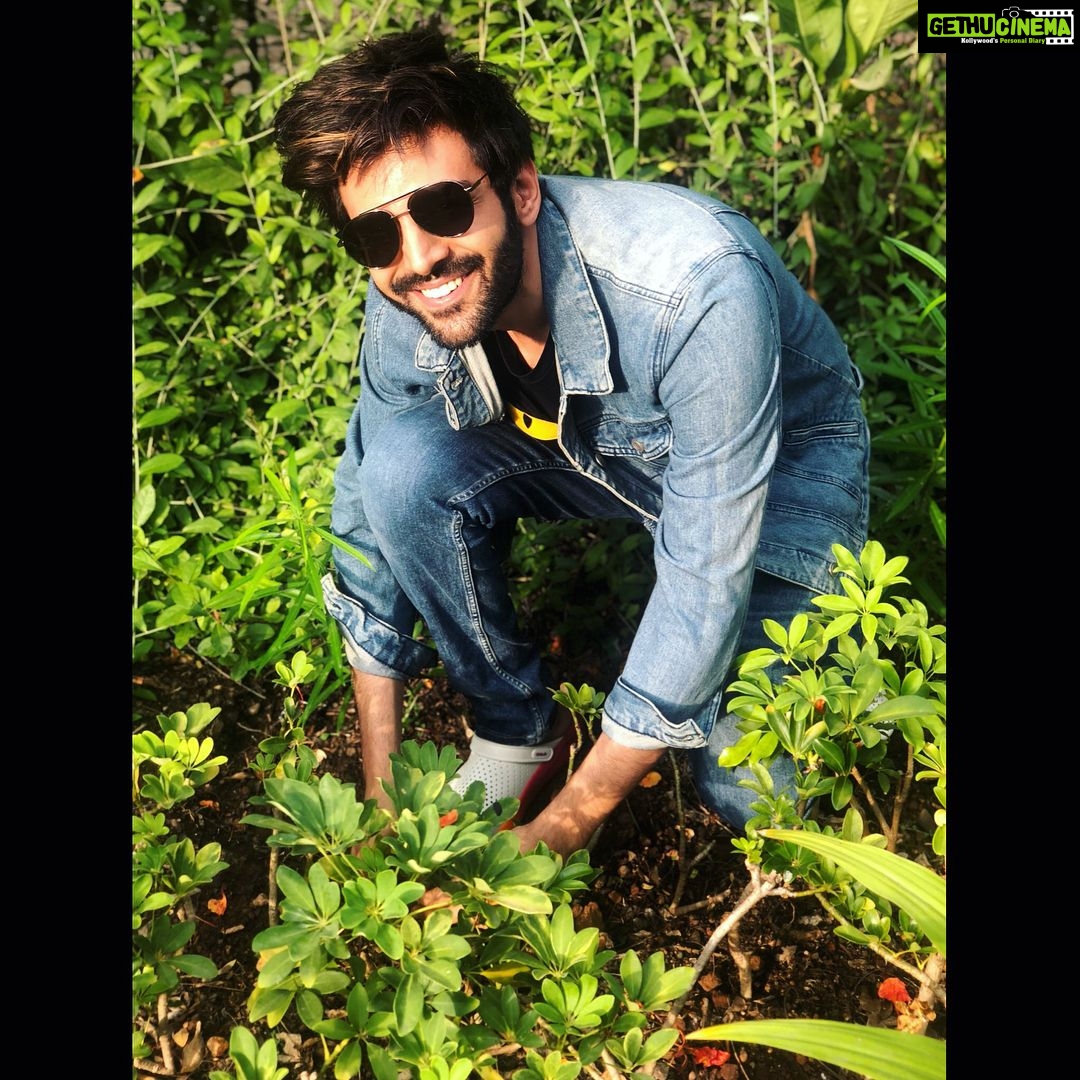 Kartik Aaryan Instagram - With World Environment Day 🌏 around the corner, I will be doing my bit by providing a home for this lovely plant in my garden. As is Tropicana, by planting a tree for every @TropicanaIndia pack you buy on @Grofers. So how will you do your bit? Join the #TropicanaGiftATree movement now!#WorldEnvironmentDay