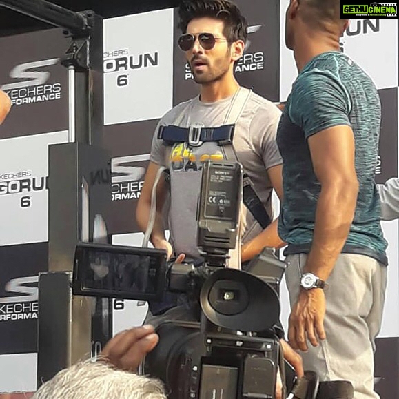 Kartik Aaryan Instagram - What a great experience I had with @skechersperformanceindia #GORUN6 challenge Kolkata, you were absolutely amazing ❤️❤️❤️ Everyone go and take up the #Gorun6 challenge and try to Beat My Speed!