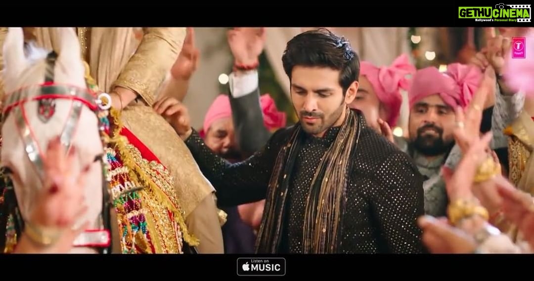 Kartik Aaryan Instagram - #TeraYaarHoonMain Now dat most of u guys hv seen d movie Finally Posting the Full Version of my fav track ❤️ What’s ur fav scene from the Song 🤔 ? #SonuKeTituKiSweety