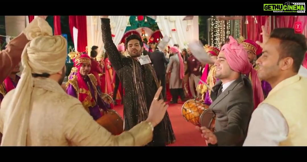 Kartik Aaryan Instagram - #TeraYaarHoonMain Now dat most of u guys hv seen d movie Finally Posting the Full Version of my fav track ❤️ What’s ur fav scene from the Song 🤔 ? #SonuKeTituKiSweety