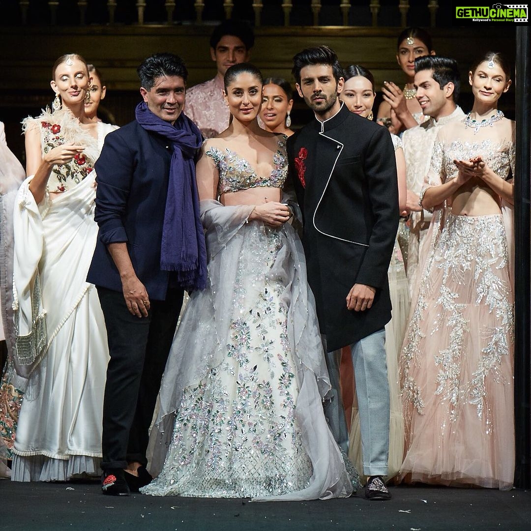 Kartik Aaryan Instagram - Walked for my fav @manishmalhotra05 With the Beautiful #KareenaKapoorKhan ❤️ #Singapore