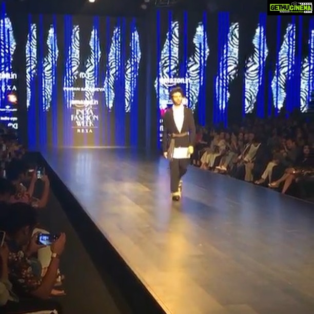 Kartik Aaryan Instagram - Showstopper for @pawansachdeva22 #AmazonIndiaFashionWeek πΆπ»ββοΈπΌ
