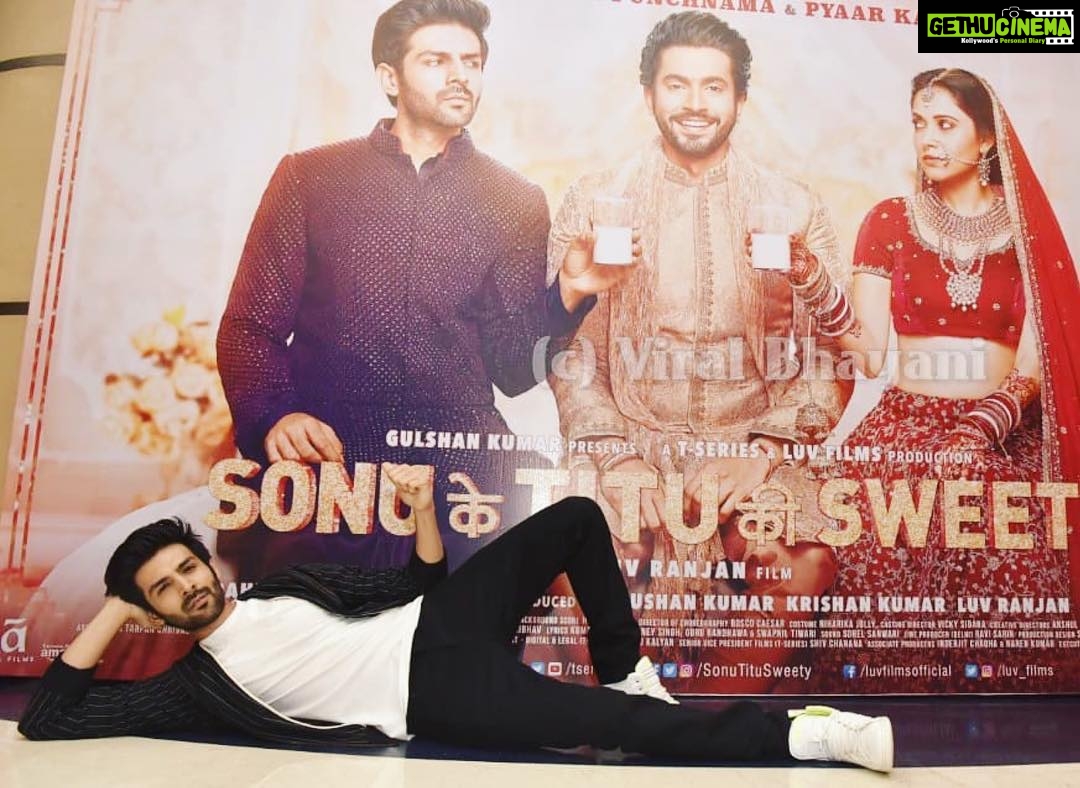 Kartik Aaryan Instagram - Success Party 🎉 #Sonuketitukisweety #Lastnyt #Repost @viralbhayani Officially the new Prince of box office #kartikaaryan Styled by @thetyagiakshay 😎