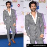 Kartik Aaryan Instagram - Last nyt at #HelloAwards @hellomagindia #Repost @instantbollywood The Latest Heartthrob Kartik Aaryan looking hot as hell ❤ Rate his look 👉 1.. 🔟 at Hello Hall of Fame Awards. Styled by @khushikarwa54