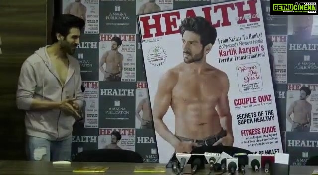 Kartik Aaryan Instagram - Unveiling the March Cover of Health & Nutrition Magazine . Background score is LiT🔥😝 @healthnutrition_india