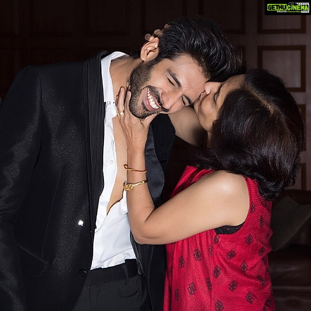 Kartik Aaryan Instagram - Happy Womens day to the strongest woman in my life ❤️ Wish all you Strong women a very Happy Womens Day ❤️