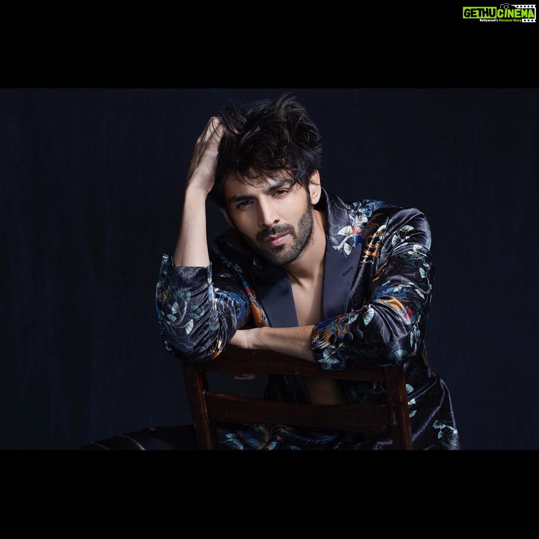 Kartik Aaryan Instagram - Weekend vibes 💙 . . 📸 @prasadnaaik