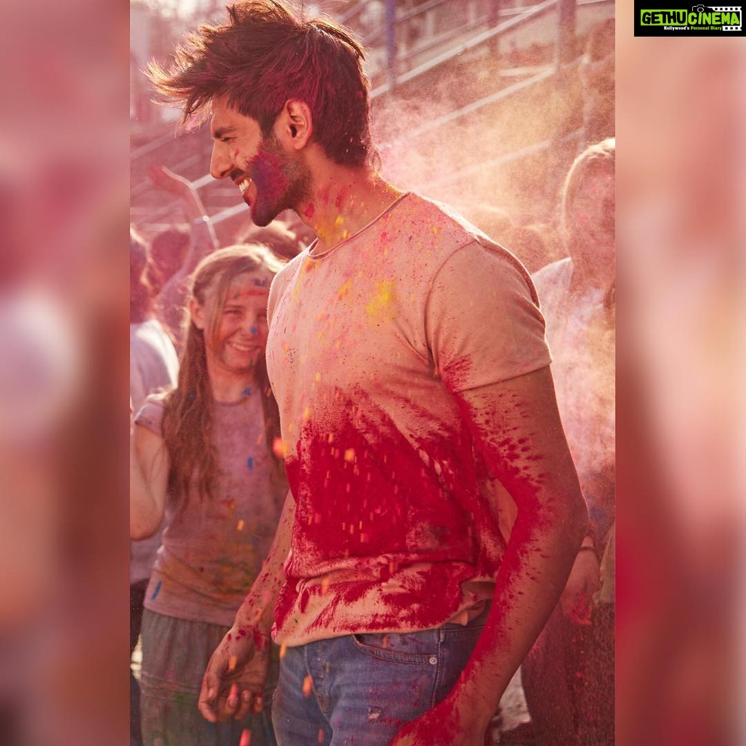 Kartik Aaryan Instagram - Khelne ke baad ka post 🤗 #HappyHoli Guys ❤️💜💛💚💙 Mention your Yaar ya Pyaar you played holi with 🤘🏻