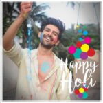 Kartik Aaryan Instagram - HOLI HAI !!!!! *HAPPY HOLI* Celebrate it with your yaar and pyaar Par Sonu ke saath holi kaun khelega 🤔😘 #Holi #sonu @adornhis