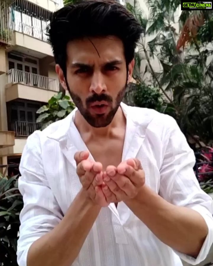 Kartik Aaryan Instagram - Holi Aa rahi hai !! Are you ready to be smeared with the colours of joy? #Promotion - #Manyavar Outfit courtesy: @manyavarmohey #CelebrationWear #HarTyohaarIndiaKaTyohaar #Manyavar #ManyavarMoments
