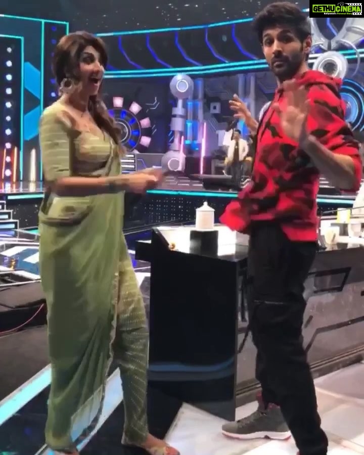 Kartik Aaryan Instagram - She knows the moves 💃 @theshilpashetty making me #BomDiggy 😎 at d #Superdancers2 Had a blast !! #SonukeTitukiSweety