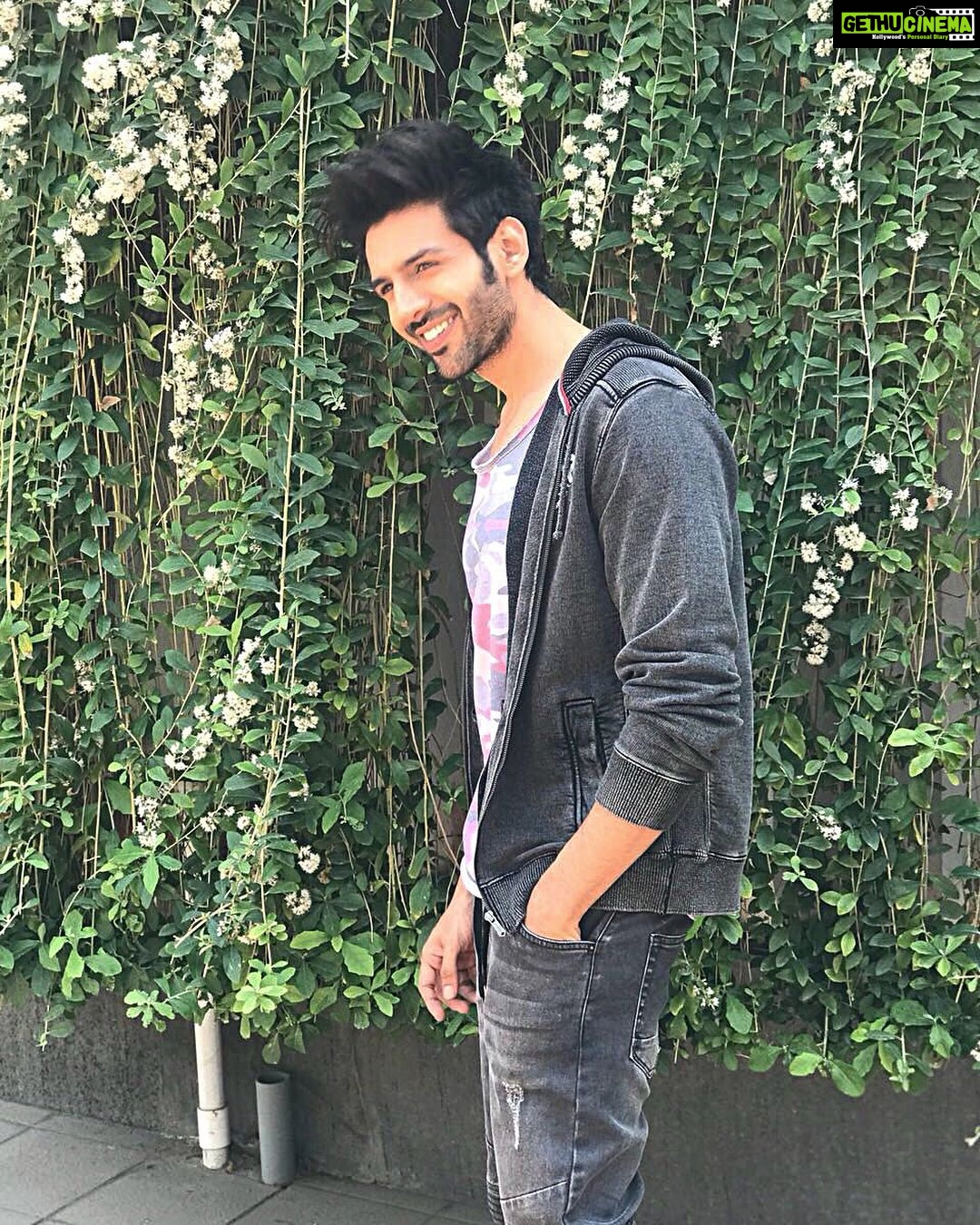 Kartik Aaryan Instagram - Smiley 😎 Styled By @sukritigrover Assisted by @ravneet_bijan @akansha.27 @leecooperindia @filaindia @aura_hub