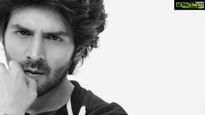 Kartik Aaryan Instagram - Its all about Timing 🤙🏻 #AXTime @armaniexchange #AXchange #KartikXArmani ❤️