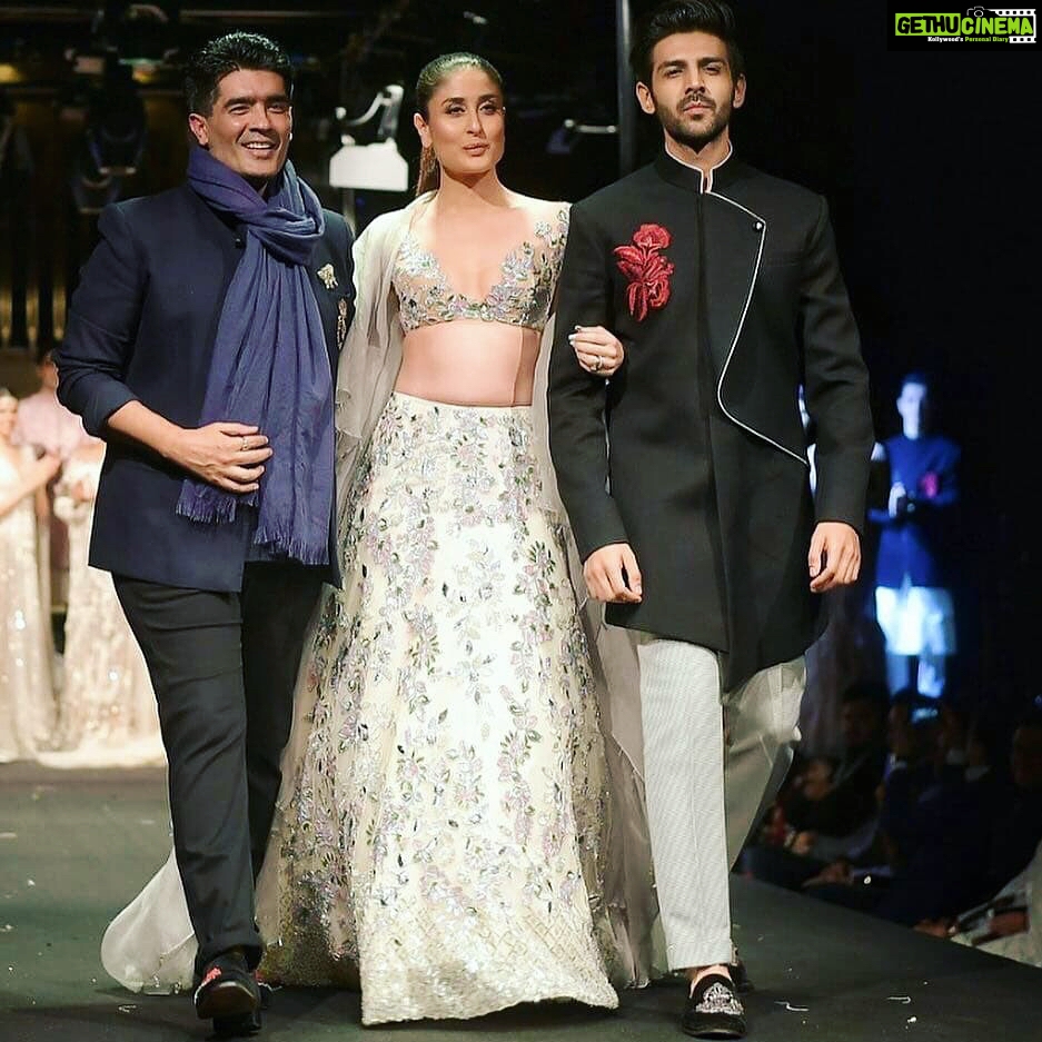 Kartik Aaryan Instagram - Walked for my fav @manishmalhotra05 With the Beautiful #KareenaKapoorKhan ❤️ #Singapore