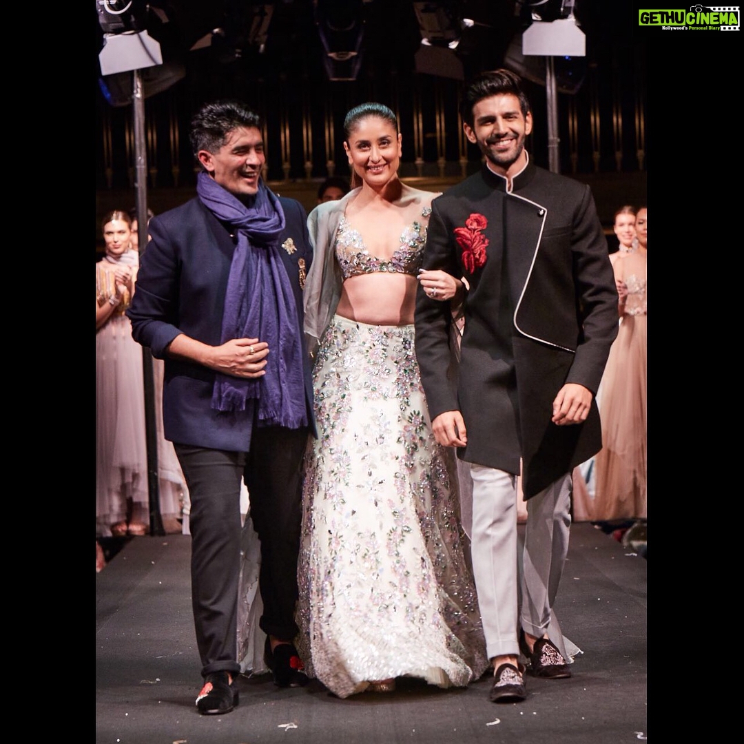 Kartik Aaryan Instagram - Walked for my fav @manishmalhotra05 With the Beautiful #KareenaKapoorKhan ❤️ #Singapore