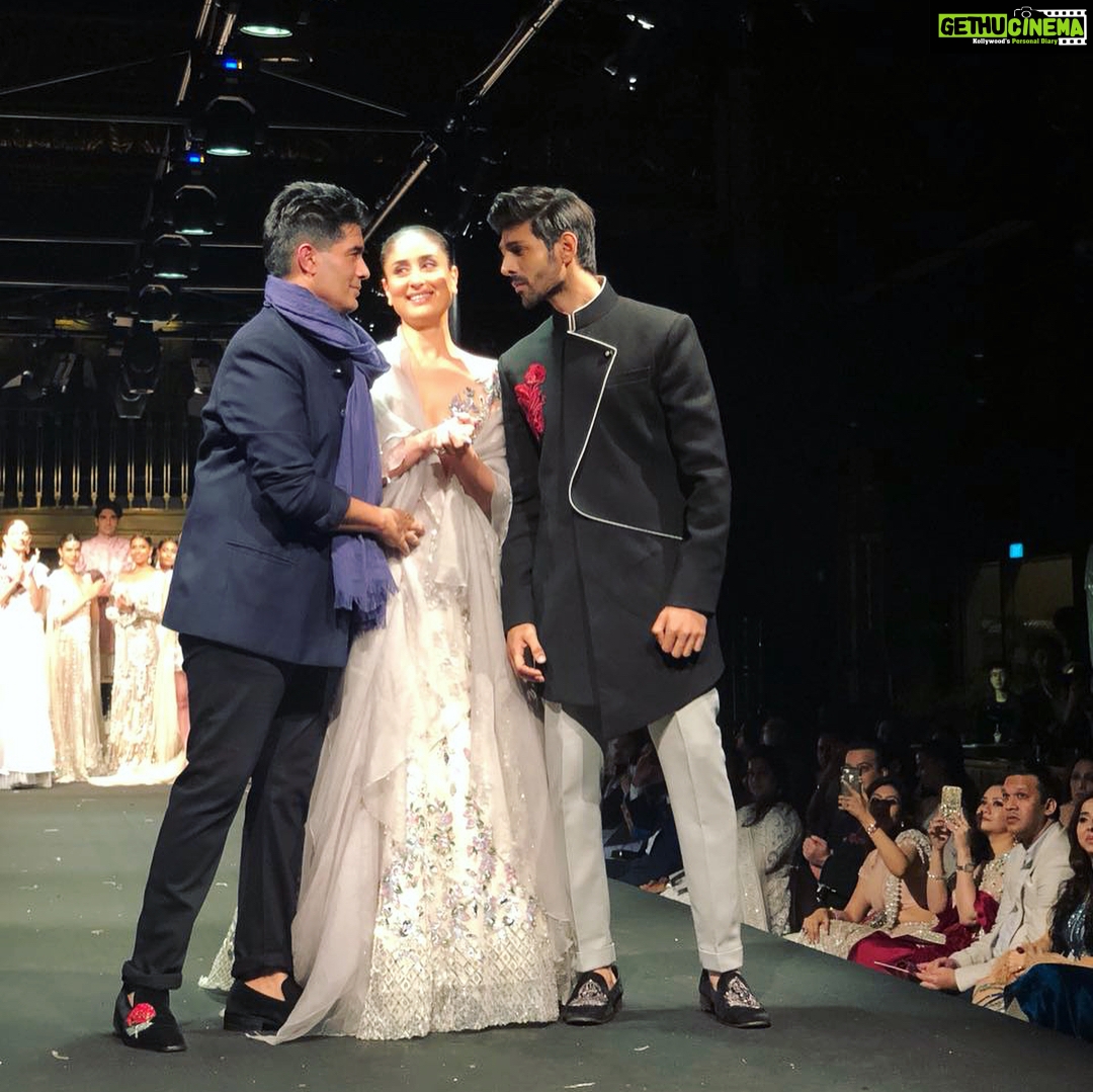 Kartik Aaryan Instagram - Walked for my fav @manishmalhotra05 With the Beautiful #KareenaKapoorKhan ❤️ #Singapore