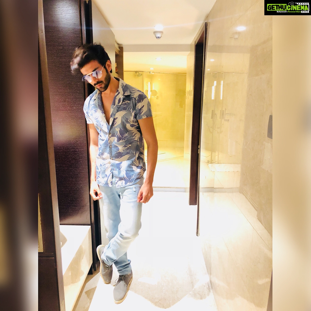 Kartik Aaryan Instagram - Loved being a part of Benetton’s store launch in Dehradun 😍 Love their easy-breezy collection with such vibrant colors !! @benetton_india Styled by @thetyagiakshay 😎