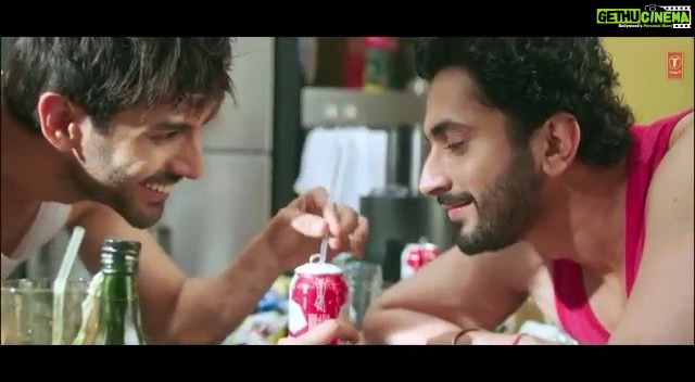 Kartik Aaryan Instagram - Ik Teri Yaari Ka Hi Saaton Janam Haqdaar Hoon Main... Tera Yaar Hoon Main... My FAV from #Sonuketitukisweety 😭❤️ Bromantic Song Of d Year 👬
