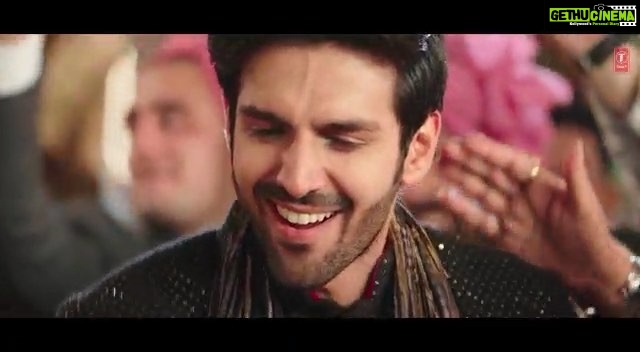Kartik Aaryan Instagram - Ik Teri Yaari Ka Hi Saaton Janam Haqdaar Hoon Main... Tera Yaar Hoon Main... My FAV from #Sonuketitukisweety 😭❤️ Bromantic Song Of d Year 👬