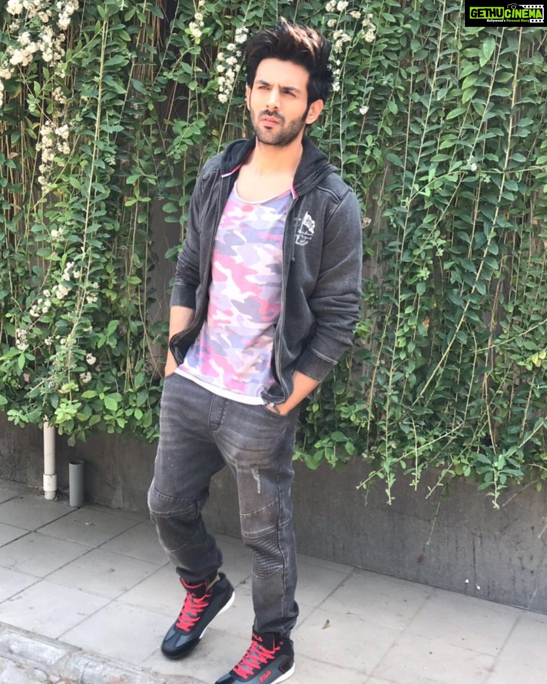 Kartik Aaryan Instagram - Smiley 😎 Styled By @sukritigrover Assisted by @ravneet_bijan @akansha.27 @leecooperindia @filaindia @aura_hub
