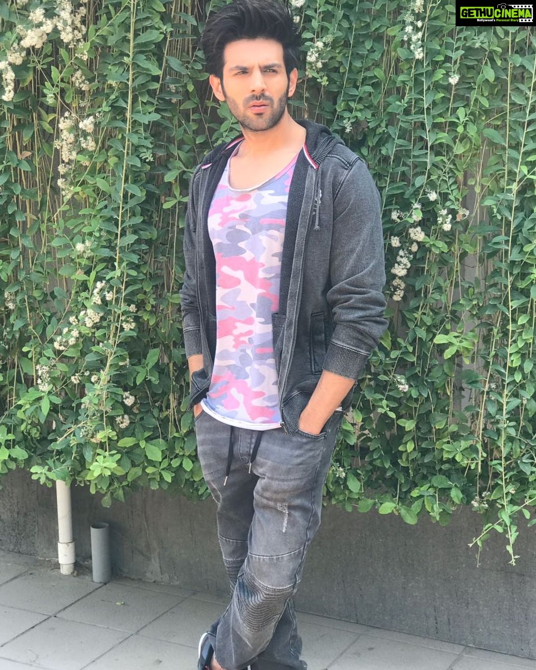 Kartik Aaryan Instagram - Smiley 😎 Styled By @sukritigrover Assisted by @ravneet_bijan @akansha.27 @leecooperindia @filaindia @aura_hub