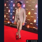 Kartik Aaryan Instagram - #Repost @feminaindia ・・・ We are swooning over @kartikaaryan at the red carpet of @mynykaa #NFBA2018 At the @JWMarriottJuhu. #JWMarriottJuhu #VisitJWJuhu Styled by @sukritigrover Assisted by @ravneet_bijan @tailormanindia