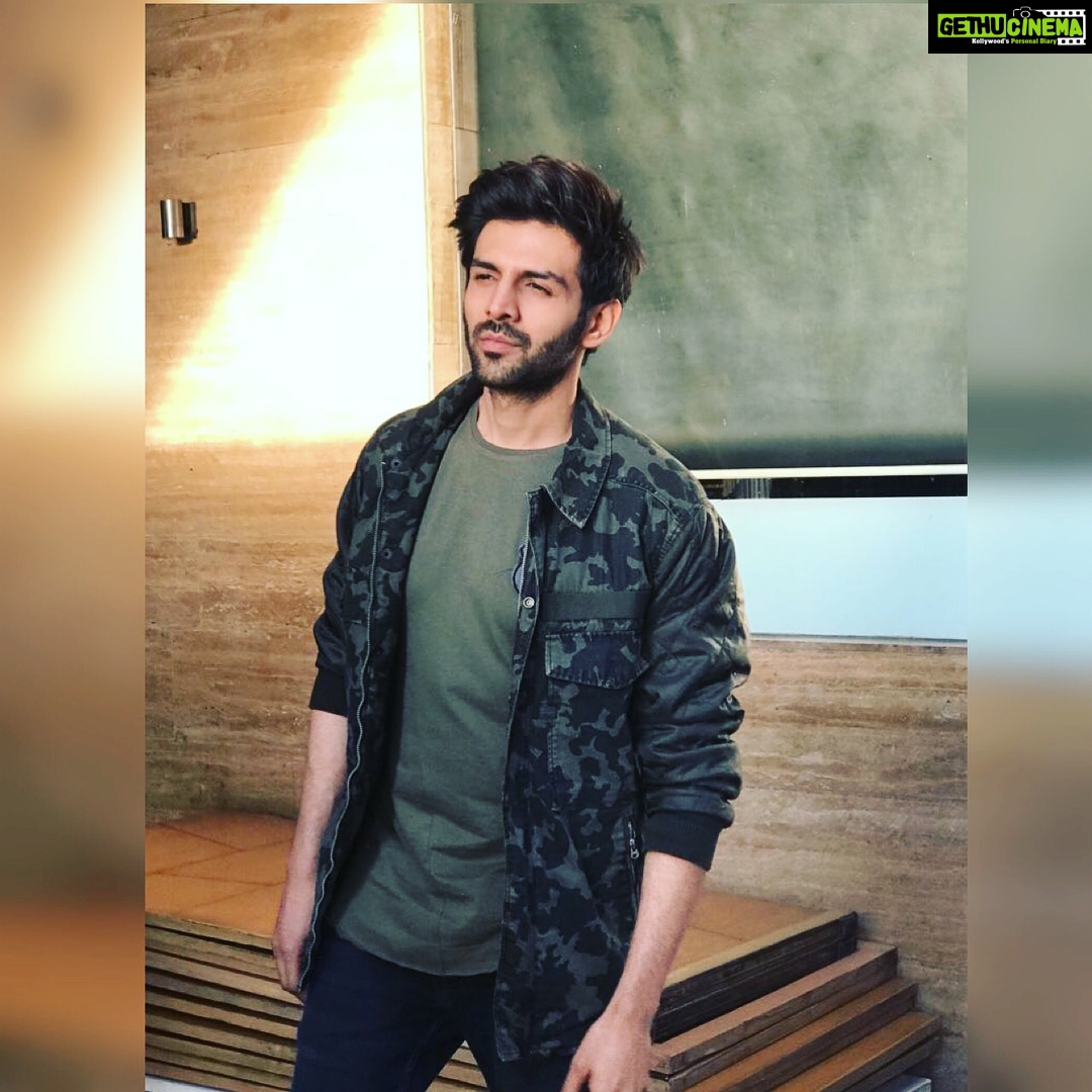 Kartik Aaryan Instagram - 😎😎 Styled by @sukritigrover Assisted by @akansha.27 @ravneet_bijan Jacket @gatarraw Tee @topman Jeans @tommyhilfiger Boots @albertotorresi