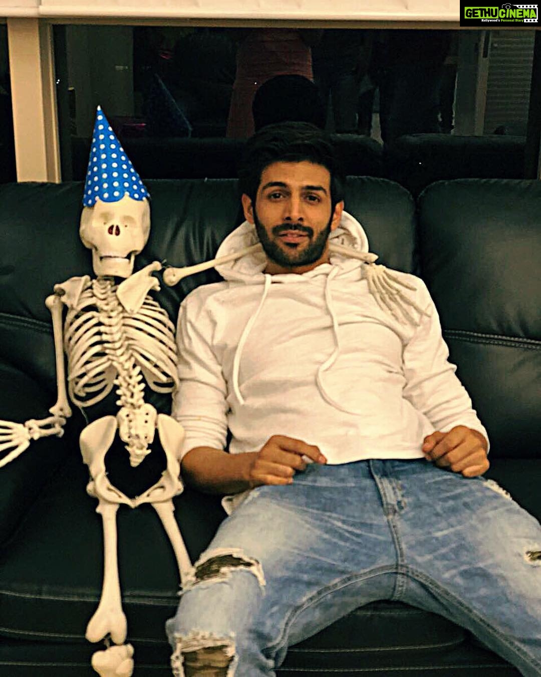 Kartik Aaryan Instagram - Mere Anti-Love career ne mere personal life ki 🤬 Happy Valentine’s Day 😒