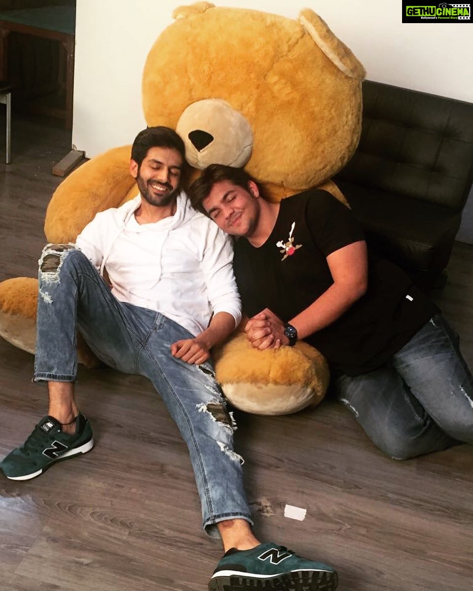 Kartik Aaryan Instagram - After a full day of Bromance 💙 With d funniest and my favourite @ashishchanchlani 🤪🤘🏻 #sonuketitukisweety #23feb