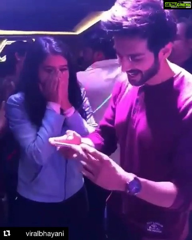 Kartik Aaryan Instagram - She still had energy to Pout ❤️❤️ 😂 #Repost @viralbhayani ・・・ When a fan got a chance to meet her favrouite #KartikAaryan at a club launch in Pune... you can't miss her reaction! 😜😜😜😜😻😻😻😃😃✌️💕
