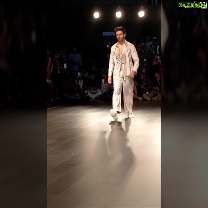 Kartik Aaryan Instagram - My @lakmefashionwk Debut β€οΈπΆπ»ββοΈ #lakmefashionweek