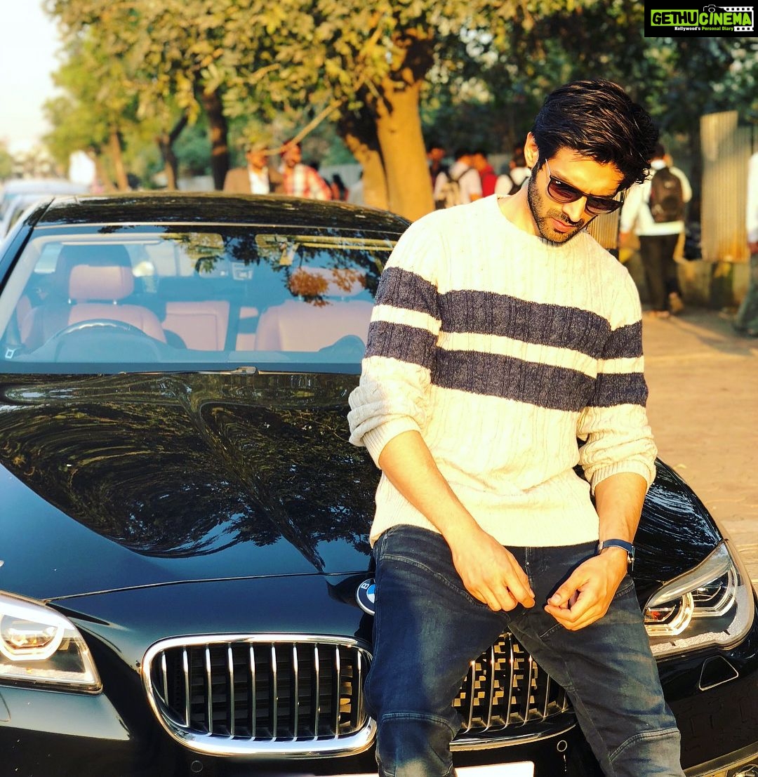 Kartik Aaryan Instagram - Off to Promotions 🚗 #Sonuketitukisweety Styled by the amazing @sukritigrover 😍😍