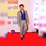 Kartik Aaryan Instagram - #sonuketitukisweety Last night #RadioMirchiMusicAwards @radiomirchi #Rsmma Styled by - @sukritigrover Assisted by - @akansha.27 Hair - @bashirsayyed46 @aalimhakim Make up - @waheedahmedshaikh Suit @sshomme Shirt @karrtikd Shoes @thesourcebandra