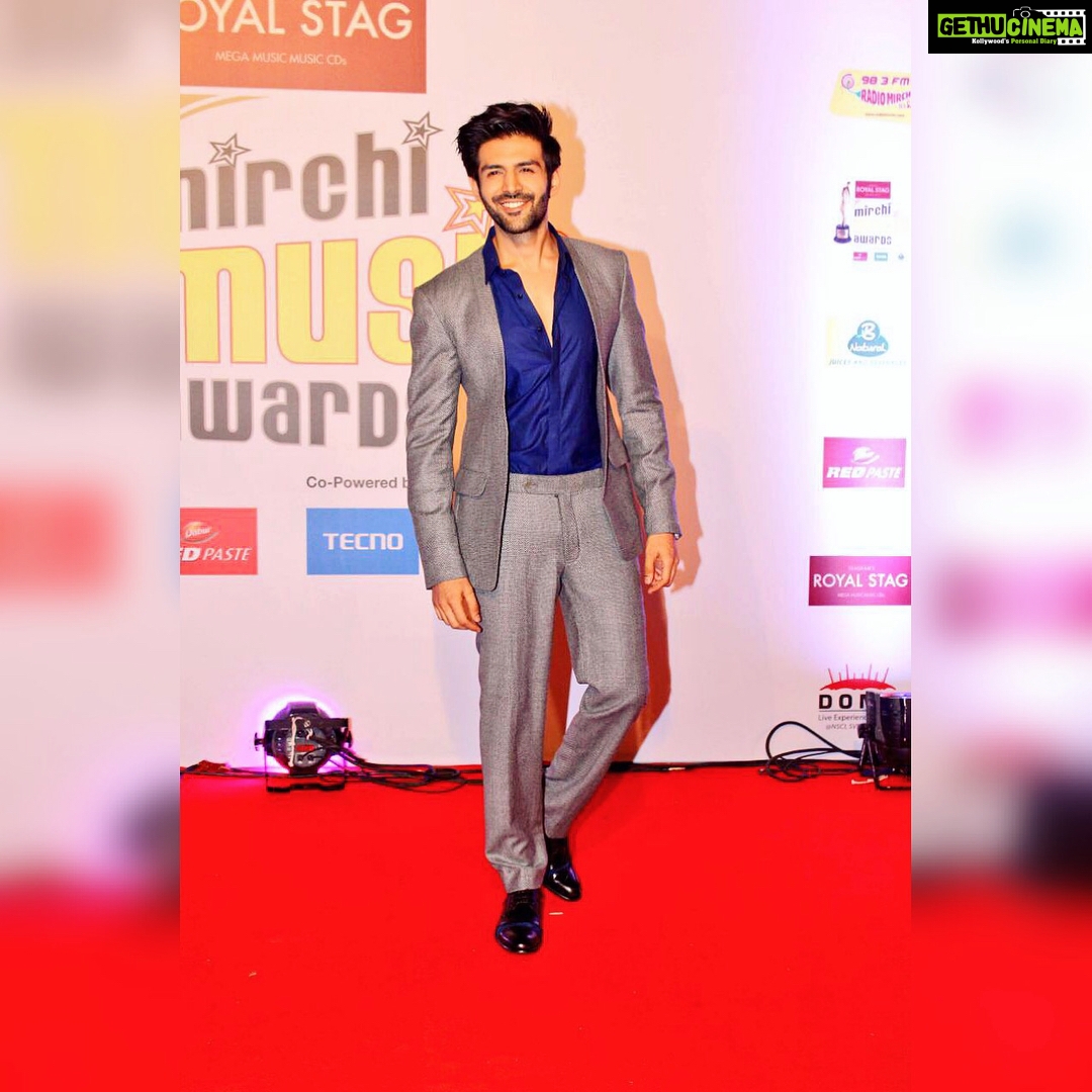 Kartik Aaryan Instagram - #sonuketitukisweety Last night #RadioMirchiMusicAwards @radiomirchi #Rsmma Styled by - @sukritigrover Assisted by - @akansha.27 Hair - @bashirsayyed46 @aalimhakim Make up - @waheedahmedshaikh Suit @sshomme Shirt @karrtikd Shoes @thesourcebandra