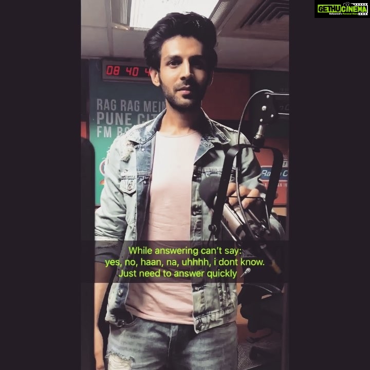 Kartik Aaryan Instagram - #Sonuketitukisweety And yes i won 🏆😂 Fun during Promotions @radiocityindia