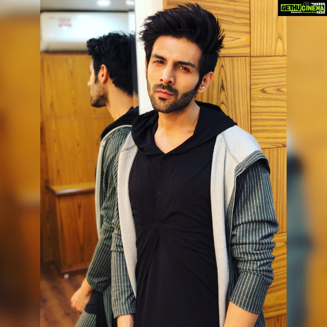 Kartik Aaryan Instagram - Hi there 😘 #Sonuketitukisweety #Promotions Styled by @sukritigrover Assisted by - @akansha.27 Hair - @bashirsayyed46 @aalimhakim Makeup- @waheedahmedshaikh
