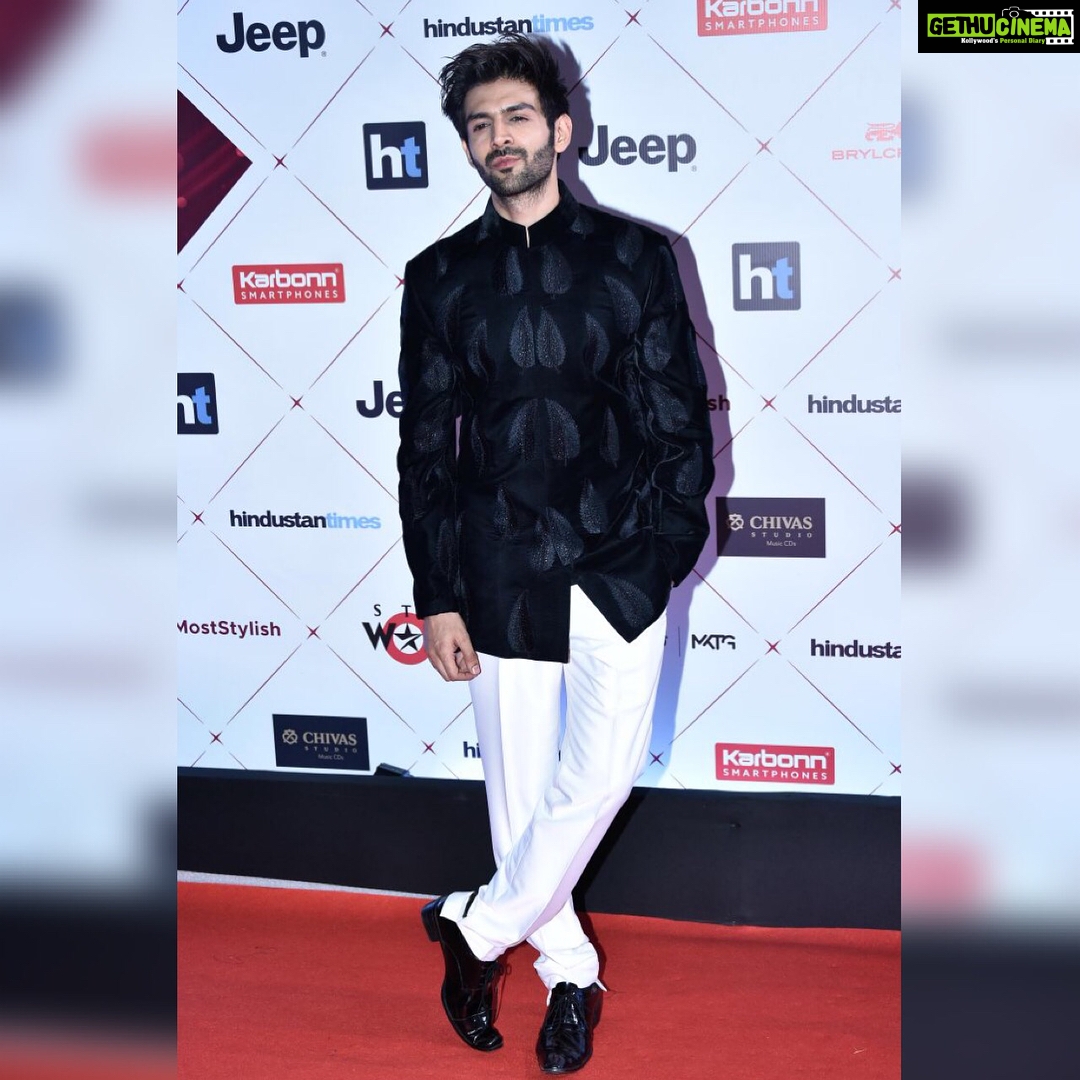Kartik Aaryan Instagram - Last night at #HTMostStylishawards Thank you @manishmalhotra05 for making me look good 😍😍 #htmoststylish 