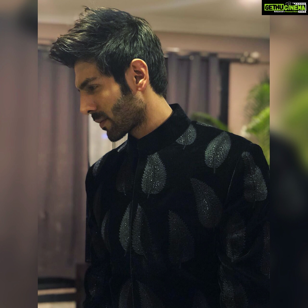 Kartik Aaryan Instagram - Ready for #HtMostStylish Awards Wearing my favourite @manishmalhotra05 😎 #htmoststylishawards